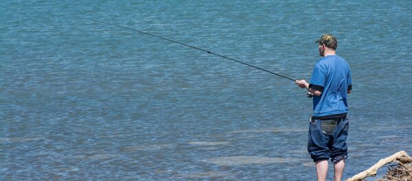 Un nudiste attrapé par l'hameçon d’un pêcheur en Allemagne - Sputnik Afrique