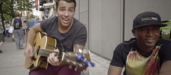 Il joue près des sans-abri et les aide à gagner de l’argent - Sputnik Afrique