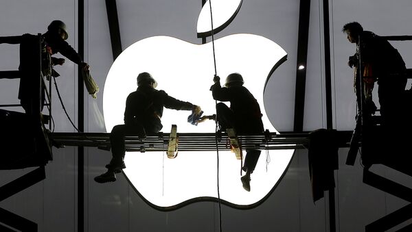 Workers prepare for the opening of an Apple store in Hangzhou, Zhejiang province - Sputnik Afrique