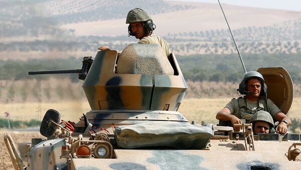 Turkish soldiers on an armoured personnel carrier escort a military convoy on a main road in Karkamis on the Turkish-Syrian border in the southeastern Gaziantep province, Turkey, August 26, 2016. - Sputnik Afrique