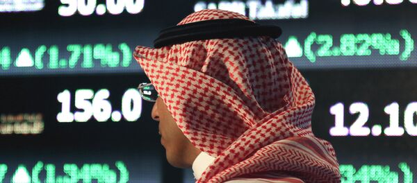a Saudi man walks at the Tadawul Saudi Stock Exchange, in Riyadh, Saudi Arabia. - Sputnik Afrique