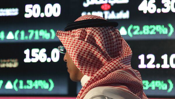 a Saudi man walks at the Tadawul Saudi Stock Exchange, in Riyadh, Saudi Arabia. - Sputnik Afrique