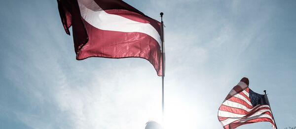 Les drapeaux de Lettonie et des USA - Sputnik Afrique