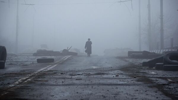 An elderly woman approaches a destroyed bridge on the road to the airport, the scene of heavy fighting, on her way to retrieve belongings from her home in Donetsk, Ukraine, Sunday, March 1, 2015. - Sputnik Afrique