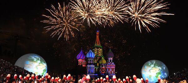 Feux d'artifices sur la place Rouge qui accueille le festival - Sputnik Afrique
