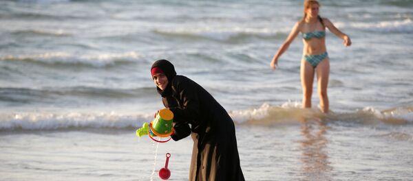 Des Bretons se baignent tout habillé en réponse à l'arrêté anti-burkini - Sputnik Afrique