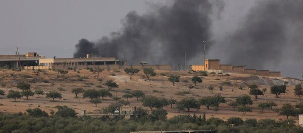 Smoke rises from the Syrian border town of Jarablus as it is pictured from the Turkish town of Karkamis, in the southeastern Gaziantep province, Turkey, August 24, 2016. - Sputnik Afrique