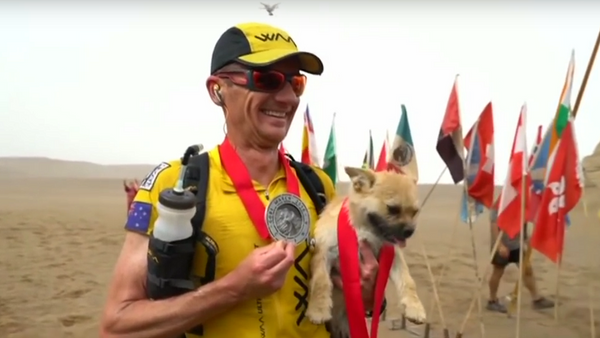 Après 100 km dans le désert et une disparition, un chien retrouve son maître - Sputnik Afrique
