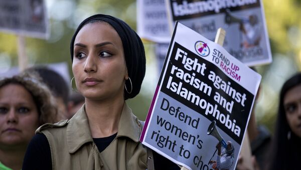 A woman wearing a headscarf joins a demonstration organised by Stand up to Racism outside the French Embassy in London on August 26, 2016 against the Burkini ban on French beaches. - Sputnik Afrique