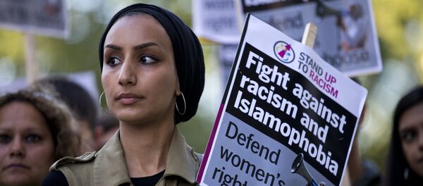A woman wearing a headscarf joins a demonstration organised by Stand up to Racism outside the French Embassy in London on August 26, 2016 against the Burkini ban on French beaches. - Sputnik Afrique