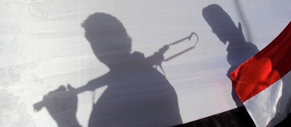 Les ombres de rebelles Houthis portant un drapeau yéménite Les ombres de rebelles Houthis portant un drapeau yéménite - Sputnik Afrique