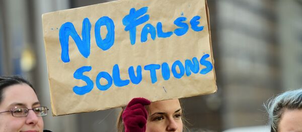 Des manifestants protestent contre le Traité TTIP - Sputnik Afrique