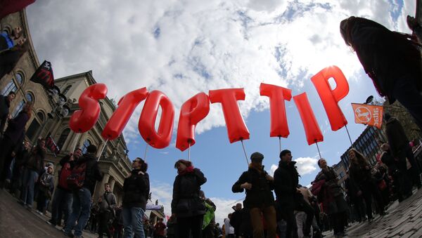 In this photo taken with a fisheye-lens demonstrators hold giant letters during a demonstration against the controversial transatlantic trade agreement TTIP in Hanover, Germany, Saturday, April 23, 2016. - Sputnik Afrique