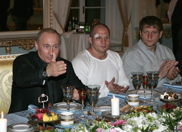 Le président russe avec des participants du Championnat d'arts martiaux mixtes Le président russe avec des participants du Championnat d'arts martiaux mixtes - Sputnik Afrique