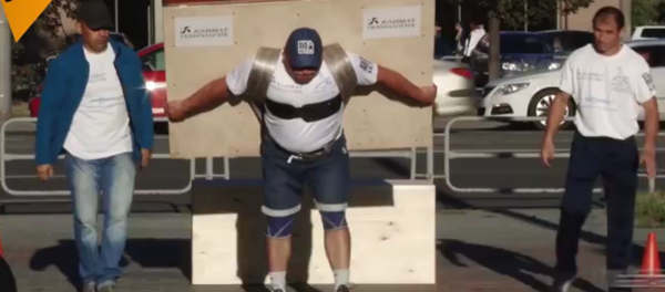 L'hercule russe qui porte le piano dur son dos! L'hercule russe qui porte le piano dur son dos! - Sputnik Afrique