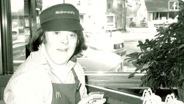 Woman with Down Syndrome Retires From McDonald's After 32 Years - Sputnik Afrique