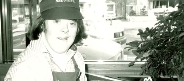 Woman with Down Syndrome Retires From McDonald's After 32 Years - Sputnik Afrique