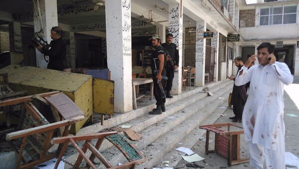 Pakistani police officials inspect the site of a suicide bomb attack at a district court in Mardan on September 2, 2016. - Sputnik Afrique