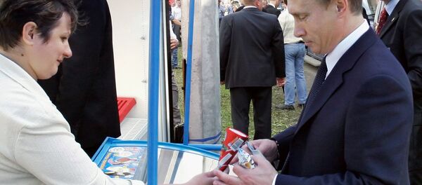 Russian President Vladimir Putin buys ice cream at the Moscow International Air Show at Zhukovsky airfield outside Moscow, Tuesday, Aug. 16, 2005. - Sputnik Afrique