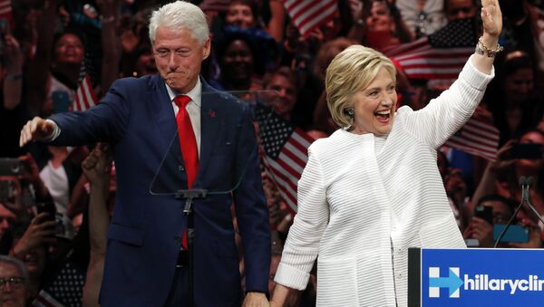 Bill Clinton et Hillary Clinton. - Sputnik Afrique