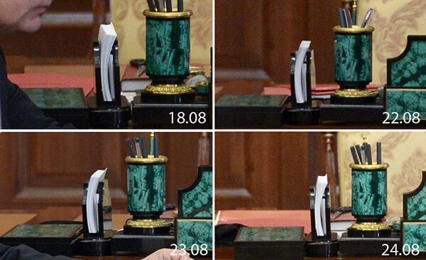 Des feuilles de papier sur la table du président russe - Sputnik Afrique