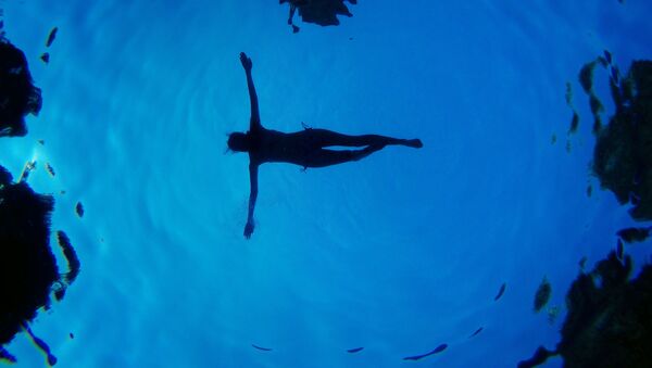Женщина в бассейне, Мадрид - Sputnik Afrique