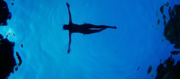 Женщина в бассейне, Мадрид - Sputnik Afrique