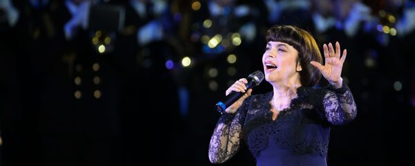 Mireille Mathieu au Festival international de musique militaire Tour Saint-Sauveur - Sputnik Afrique