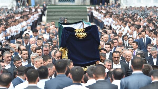 People carry a coffin during a mourning ceremony following the death of Uzbek President Islam Karimov, in Registan Square in Samarkand, Uzbekistan, September 3, 2016. - Sputnik Afrique