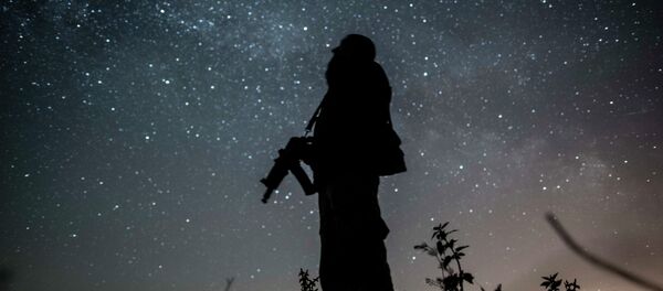 Un représentant des forces de sécurité ukrainiennes près de Donetsk - Sputnik Afrique