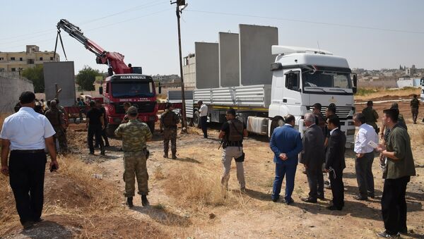 Civil and military authorities inspect the construction of a border wall between Turkey and Syria near the Mursitpinar border gate in Suruc, bordering with the northern Syrian town of Kobani, in southeastern Sanliurfa province, Turkey, August 29, 2016. - Sputnik Afrique
