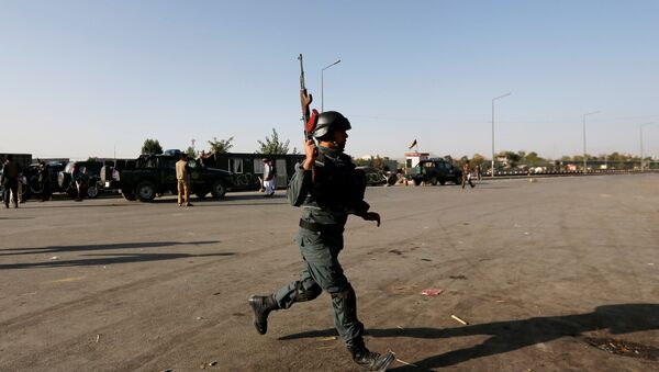 An Afghan policeman arrives at the site of a suicide attack in Kabul, Afghanistan September 5, 2016. - Sputnik Afrique