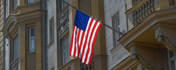 Le drapeau en berne sur l'ambassade des Etats-Unis à Moscou - Sputnik Afrique