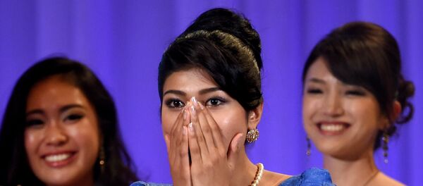 Priyanka Yoshikawa (C) reacts with joy moments after winning the Miss Japan title during the Miss World Japan 2016 Beauty Pageant in Tokyo on September 5, 2016. - Sputnik Afrique