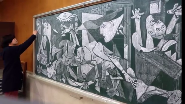 Un professeur Japonais dessine à la craie en classe - Sputnik Afrique