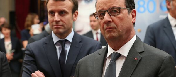 French Economy Minister Emmanuel Macron (L) alongside President Francois Hollande (R). File photo. - Sputnik Afrique