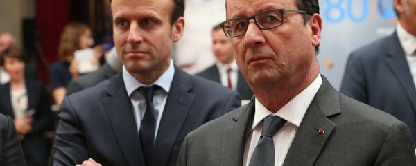 French Economy Minister Emmanuel Macron (L) alongside President Francois Hollande (R). File photo. - Sputnik Afrique