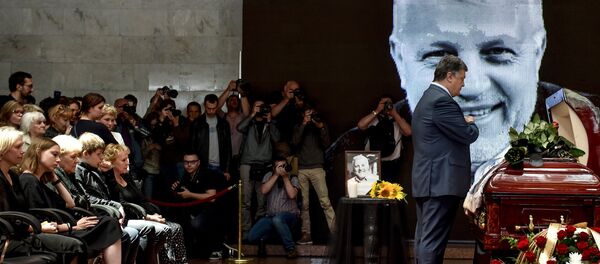 Le président ukrainien Piotr Porochenko lors de la cérémonie d'adieu au journaliste Pavel Cheremet - Sputnik Afrique