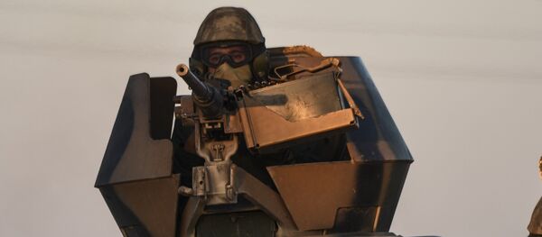 Turkish soldiers stand in a Turkish army tank driving back to Turkey from the Syrian-Turkish border town of Jarabulus on September 1, 2016 in the Turkish-Syrian border town of Karkamis. - Sputnik Afrique