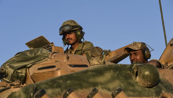 Turkish soldiers stand in a Turkish army tank driving back to Turkey from the Syrian-Turkish border town of Jarabulus on September 2, 2016 in the Turkish-Syrian border town of Karkamis. - Sputnik Afrique