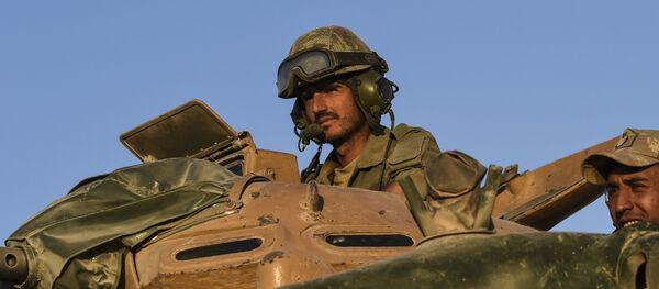 Turkish soldiers stand in a Turkish army tank driving back to Turkey from the Syrian-Turkish border town of Jarabulus on September 2, 2016 in the Turkish-Syrian border town of Karkamis. - Sputnik Afrique