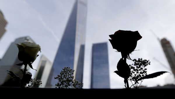 Roses are placed by the mother on the name of her son, an architect who died during the September 11 terrorists attacks, at the edge of the South Pool at the World Trade Center in New York, September 25, 2015 - Sputnik Afrique