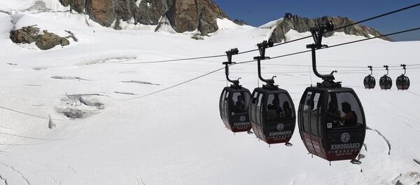 This picture taken on August 5, 2015 shows the Panoramic Mont-Blanc cable car linking the Aiguille du Midi peak to the Helbronner peak in Italy, above the seracs and crevasses of the Glacier des Géants (Glacier of the Giants). - Sputnik Afrique