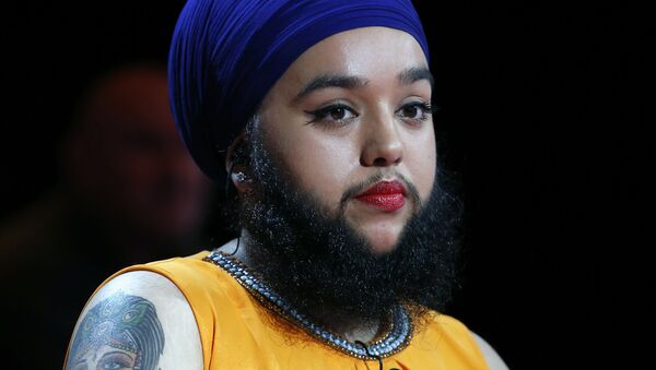 British Harnaam Kaur, known to have excess facial hair looks on during the show L'Emission d'Antoine hosted by French TV host Antoine de Caunes on the set of the French TV channel Canal+ on October 29, 2015 in Paris. - Sputnik Afrique