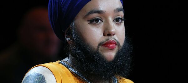 British Harnaam Kaur, known to have excess facial hair looks on during the show L'Emission d'Antoine hosted by French TV host Antoine de Caunes on the set of the French TV channel Canal+ on October 29, 2015 in Paris. - Sputnik Afrique