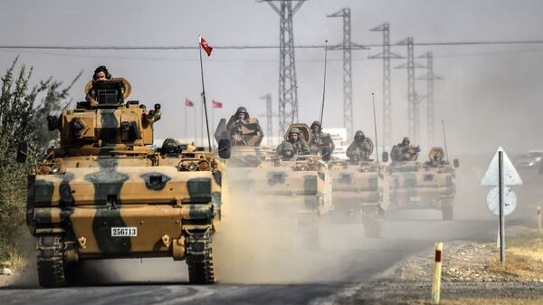This file photo taken around 5 kilometres west from the Turkish Syrian border city of Karkamis in the southern region of Gaziantep shows Turkish Army tanks driving to the Syrian Turkish border town of Jarabulus. - Sputnik Afrique