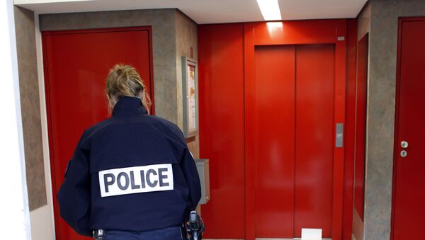 Une policière enquête après l'accident qui a fait trois blessés graves, une femme et ses deux enfants, à la suite d'une chute de six étages, d'une cabine d'ascenseur dans un immeuble du XIe arrondissement de Paris. - Sputnik Afrique