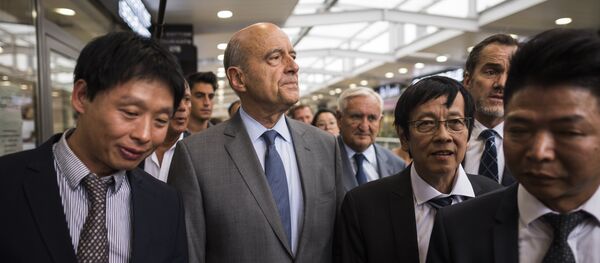 French right-wing Les Republicains (LR) party's mayor of Bordeaux and candidate for the LR party primary Alain Juppe (2-L) and French senator and former Prime Minister Jean-Pierre Raffarin (C) visit a store in the Chinese community in Aubervilliers, near to Paris, on September 8, 2016. - Sputnik Afrique
