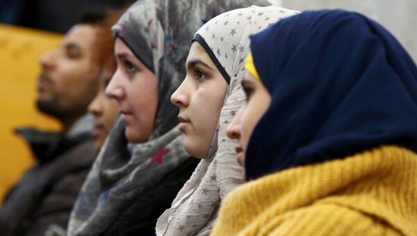Migrants aged between 16 and 21 years, coming from different countries, attend a lesson on basics in law by Bavarian Justice Minister Winfried Bausback (unseen) at a trade school in Ansbach, Germany, January 11, 2016. - Sputnik Afrique