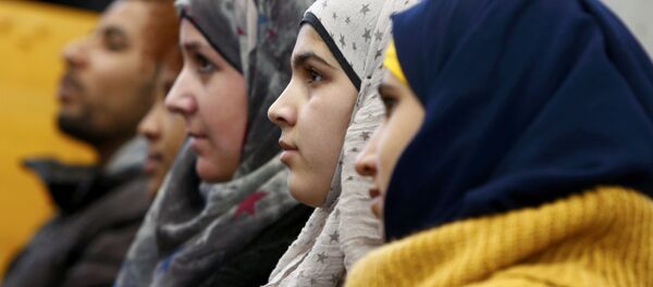 Migrants aged between 16 and 21 years, coming from different countries, attend a lesson on basics in law by Bavarian Justice Minister Winfried Bausback (unseen) at a trade school in Ansbach, Germany, January 11, 2016. Migrants aged between 16 and 21 years, coming from different countries, attend a lesson on basics in law by Bavarian Justice Minister Winfried Bausback (unseen) at a trade school in Ansbach, Germany, January 11, 2016. - Sputnik Afrique